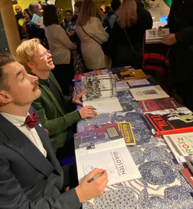 Kristian Krohg-Sørensen og Lars Fiske signerer på OCX